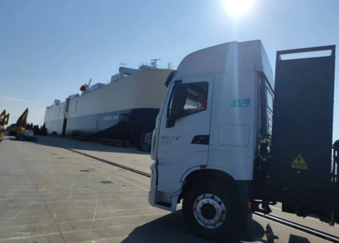 近日，上汽红岩纯电动牵引车从上海港出发，驶向中美洲国家哥斯达黎加，将正式交付并投入当地高速运输场景。